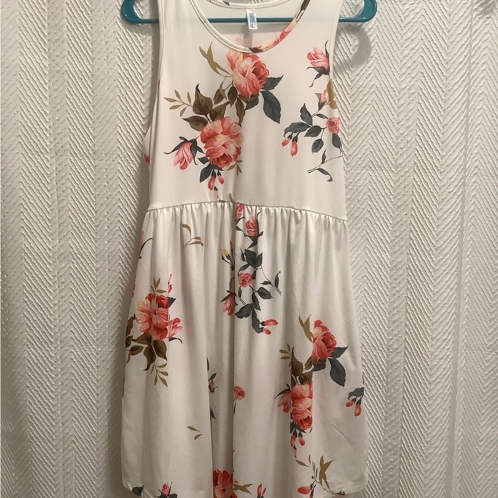 White Halter Sleeveless Sundress for Casual Resort Wear